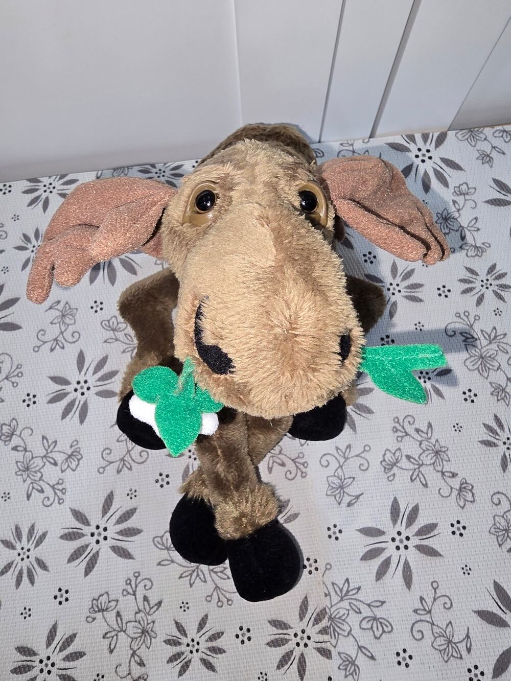Vintage 2000 Big Sky Carvers Bearfoots Mooses Plush Stuffed Moose w/ Flower 11"